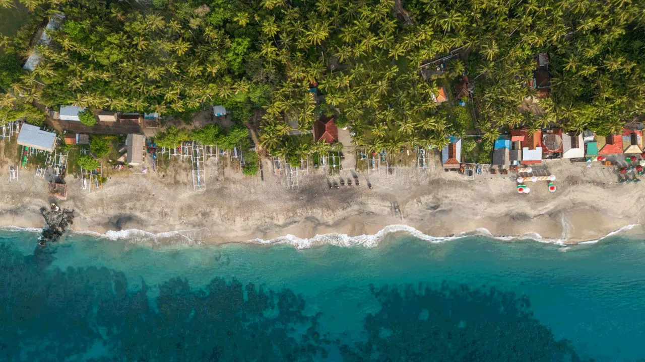 Eksplorasi Pantai Pasir Jambak – Pasir Dua Warna dan Sunset yang Memukau