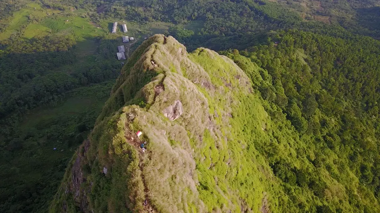 Melihat Lebih Dekat Keindahan Alam Gunung Batu Jonggol di Jawa Barat