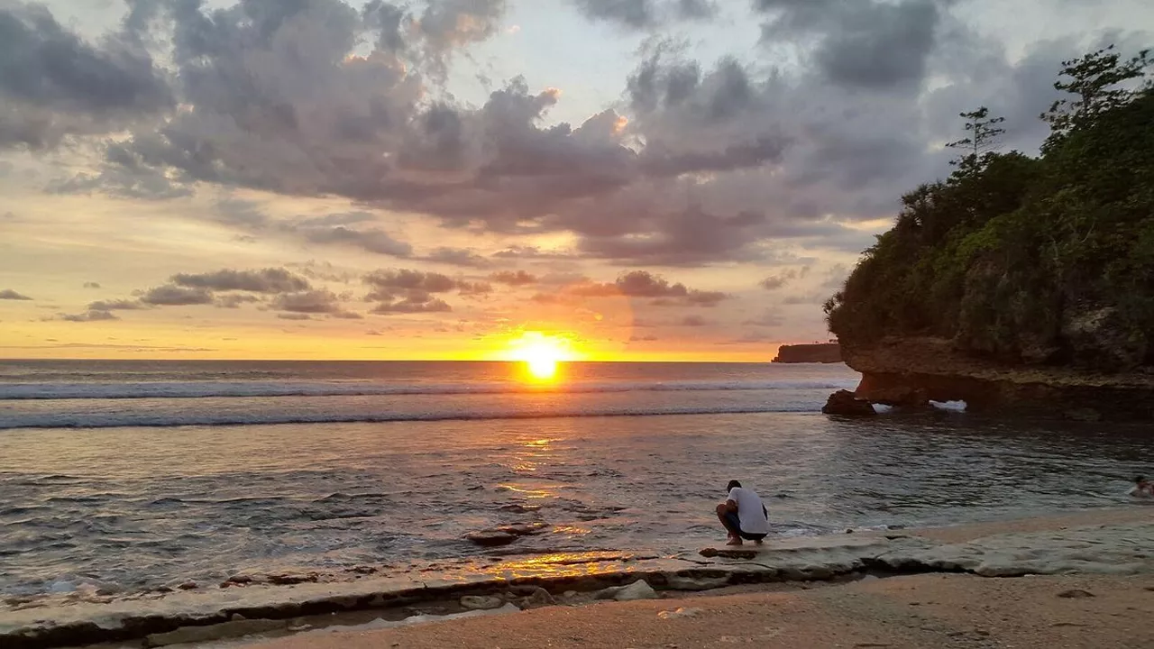 Pantai Gondo Mayit, Destinasi Wisata Alam di Blitar yang Wajib Dikunjungi